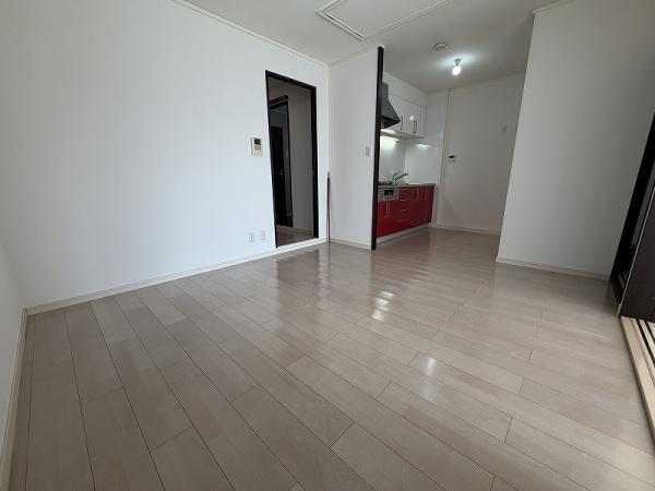 ���r���O -