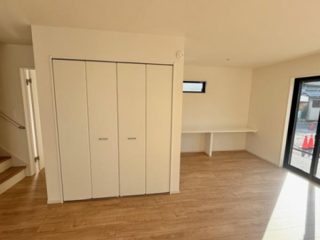 ���[ ���r���O���Ń��[�N�X�y�[�X��q������׋����ȂǑ��l�ɂ����p���������B