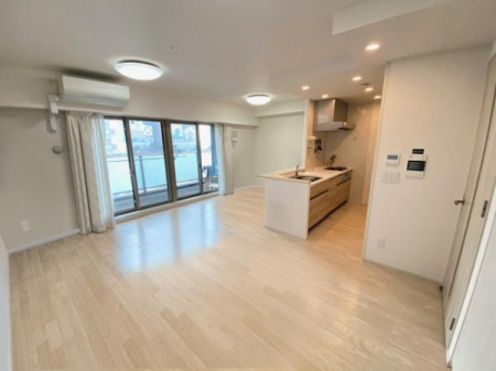 ���r���O ���ʐ^�͉Ƌ�������H���Ă���܂��B