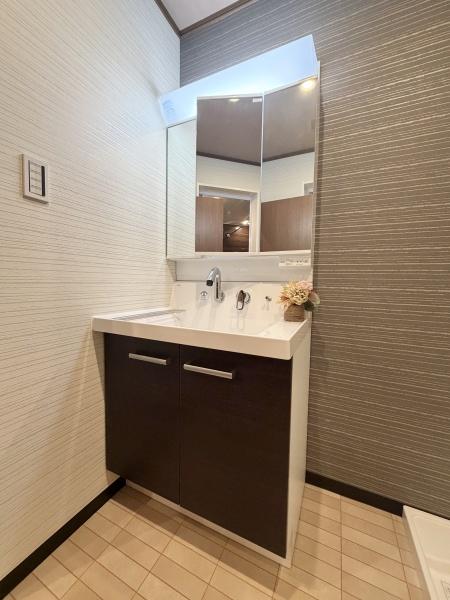 ���ʑ�E���ʏ� �@�\�I�ł���Ȃ���V���v���ȃX�^�C���̐��ʉ��ϑ�� 