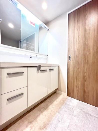 ���ʑ�E���ʏ� �V���v���ȃX�^�C���̐��ʑ�B 