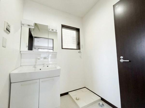 ���ʑ�E���ʏ� �@�\�I�ł���Ȃ���V���v���ȃX�^�C���̐��ʉ��ϑ�� 