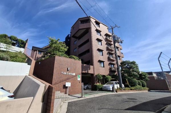 ���n�O�ώʐ^ �~�n���ɂ́A����Ǘ�����������܂��B������Ƀ��C���̊J�����̂��铏�Ɠ쐼�����Ƀ��C���̊J�����̂��铏���A���ꂼ��R�˂���V���^�ɔz�u����Ă���B�S�˂Ƀ|�[�`���݂����Ă���A�Ɨ����̍����Z�܂�