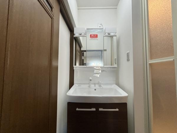 ���ʑ�E���ʏ� �@�\�I�ł���Ȃ���V���v���ȃX�^�C���̐��ʉ��ϑ�� 