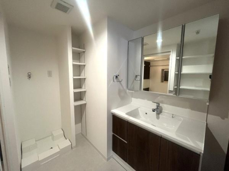 ���ʑ�E���ʏ� �@�\�I�ł���Ȃ���V���v���ȃX�^�C���̐��ʉ��ϑ�� 