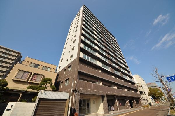 ���n�O�ώʐ^ �}���V��������قǋ߂��ɂ́A�ΖL���ȏ^�����i�U�r�G�������j������܂��B�X�[�p�[��R���r�j���ʒu���Ă��邽�߁A���������֐��ɂ��b�܂�Ă��܂��B�y�b�g�̎��炪�\�ŁA�y�b�g�Ƃ̕�炵���y���߂܂�(�ב��L)