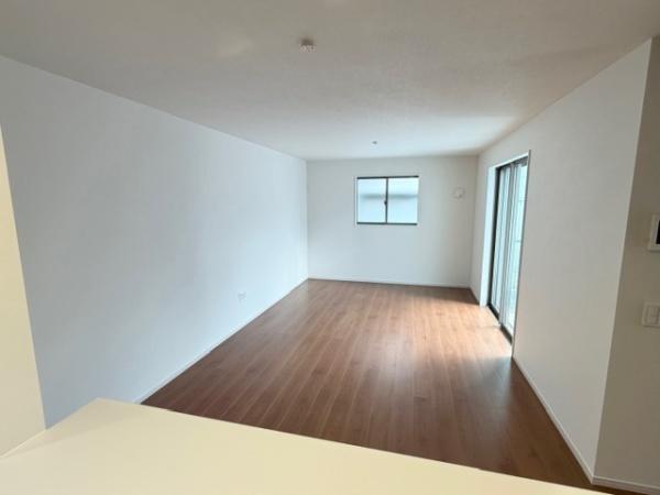 ���r���O �J�E���^�[�L�b�`���ŉƑ��Ƃ̉�b����