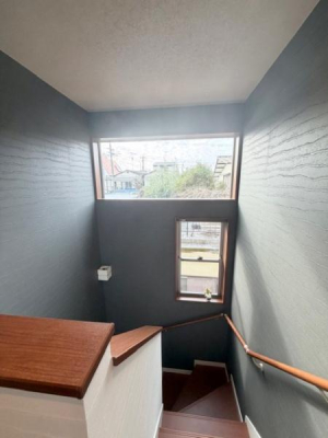 ���̑����� �傫�ȑ������薾�邢�K�i�ł��B