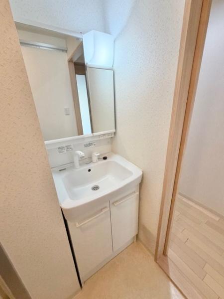 ���ʑ�E���ʏ� �@�\�I�ł���Ȃ���V���v���ȃX�^�C���̐��ʉ��ϑ�� 