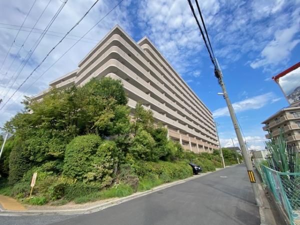 ���n�O�ώʐ^ JR��a���E��C�d�S������̎O�����u�w����k��10���I�~�n���������L��܂��B���ӂ̓X�[�p�[�E�R���r�j�G���X�X�g�A�����߂ŁA�w�ւ͂��₫�ʂ������Č������܂��B