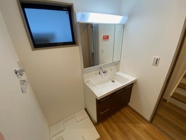 ���ʑ�E���ʏ� ���@�\�I�ł���Ȃ���V���v���ȃX�^�C���̐��ʉ��ϑ�� 