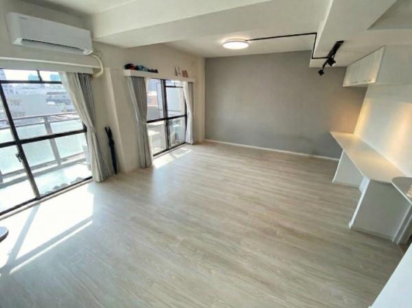 ���r���O ���ʐ^�͉Ƌ�������H���Ă���܂��B