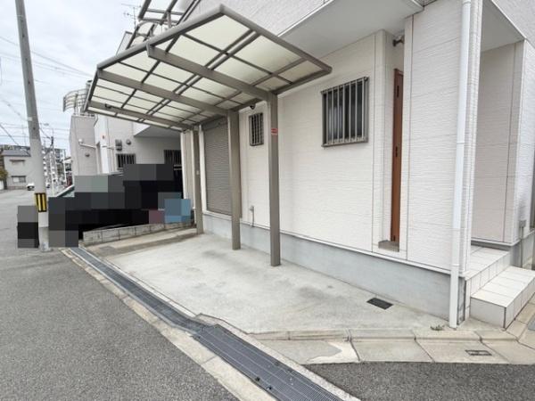 ���ԏ� �傫�ȎԂ���߂�܂��B