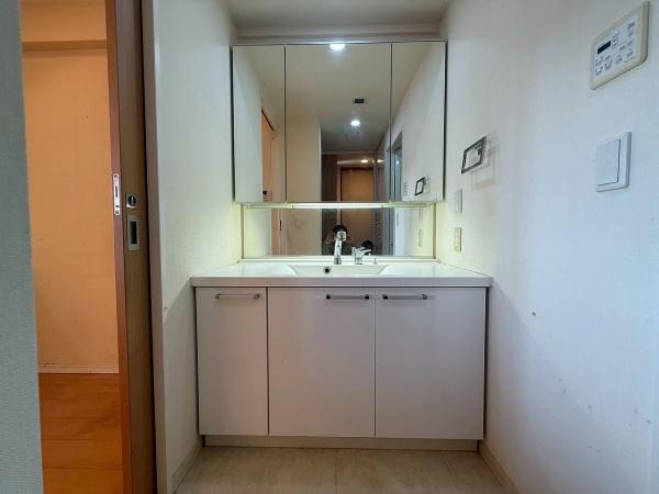 ���ʑ�E���ʏ� �@�\�I�ł���Ȃ���V���v���ȃX�^�C���̐��ʉ��ϑ�� 