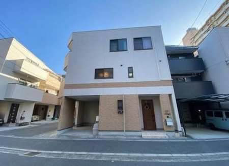 �O�ʓ��H�܂ތ��n�ʐ^ ��������H�̊p�n�ł��B