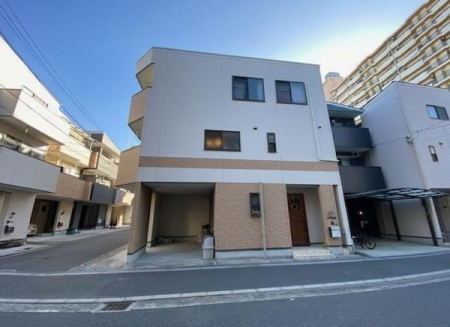 �O�ʓ��H�܂ތ��n�ʐ^ ��������H�̊p�n�ł��B