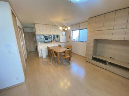 ���r���O ���ʐ^�͉Ƌ�������H���Ă���܂��B