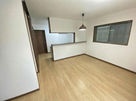 ���r���O ���ʐ^�͉Ƌ�������H���Ă���܂��B