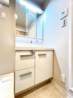 ���ʑ�E���ʏ� �@�\�I�ł���Ȃ���V���v���ȃX�^�C���̐��ʉ��ϑ�� 