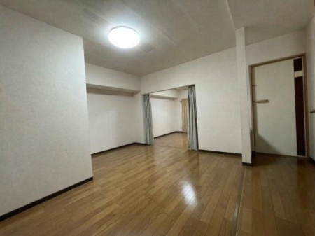 ���r���O ���ʐ^�͉Ƌ�������H���Ă���܂��B