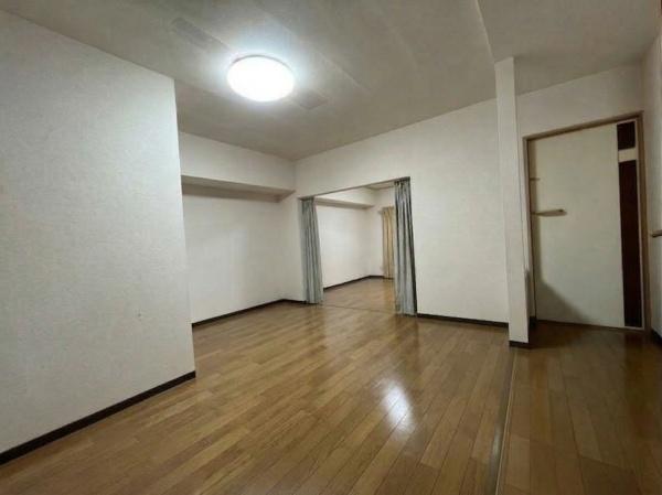 ���r���O ���ʐ^�͉Ƌ�������H���Ă���܂��B