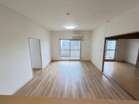 ���r���O �J�E���^�[����̃��r���O�X�y�[�X�@���ʐ^�͉Ƌ�������H���Ă���܂��B