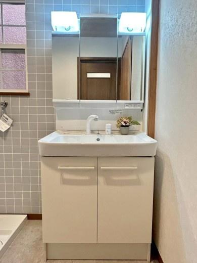 ���ʑ�E���ʏ� �@�\�I�ł���Ȃ���V���v���ȃX�^�C���̐��ʉ��ϑ�B 