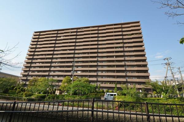 ���n�O�ώʐ^ �N�{�^�n�E�X��������1988�N8���ɏv�H�I�~�n���ɂ͋��Z�҂����p�ł��������v�[��������A�~�n�k���ɂ͍X�ߎ���a���Ȃǂ�ݒu�����W������Z�˓��ƕʂɐ݂����Ă��܂��B