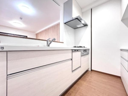 �L�b�`�� �C���[�W�ʐ^�ɂ��A���i�E�����E�A�͂Ȃǂɂ��ẮA���t�H�[����̌����Ƃ̍��ق������܂��B�قȂ�ꍇ�͌�����D��ƒv���܂��B