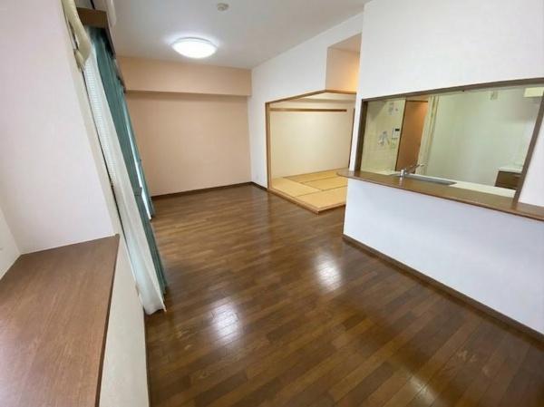 ���r���O ���ʐ^�͉Ƌ�������H���Ă���܂��B