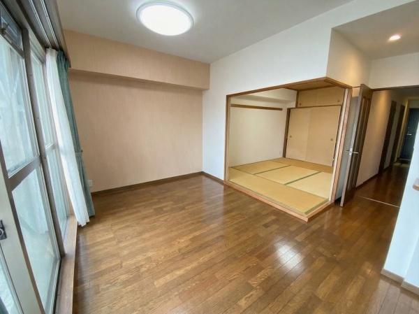 ���r���O ���ʐ^�͉Ƌ�������H���Ă���܂��B