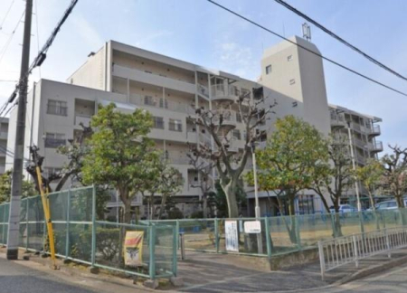 ���n�O�ώʐ^ ��C�{���̎����w����k���Q���Ƃ����w�O���n�̃}���V�����I�w�̖k���ɂ͑��X�[�p�[�̃V���b�s���O�Z���^�[�E�e��̈��H�X�Ȃǂ������Ă��܂��B�w�̓쑤�ɒn���̃X�[�p�[������܂��B