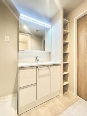 ���ʑ�E���ʏ� �@�\�I�ł���Ȃ���V���v���ȃX�^�C���̐��ʉ��ϑ�B 