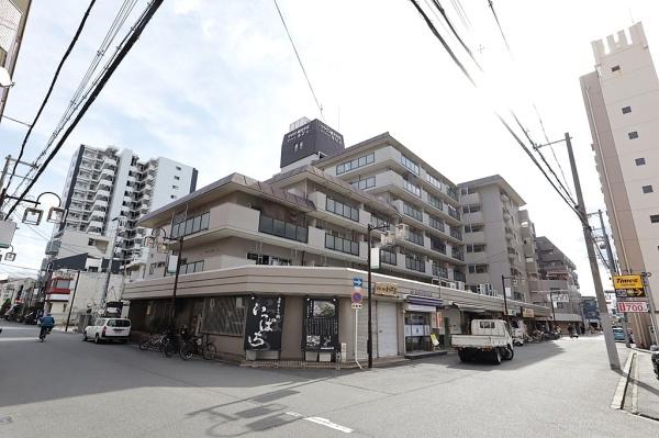 ���n�O�ώʐ^ �n���S�䓰�ؐ����т��w�k���R���I���ӂɂ́A�a�@�E���X�X�E�X�[�p�[�E���H�X�ȂǑ����̏��Ǝ{�݂�������퐶���̗��֐��͍����ł��B