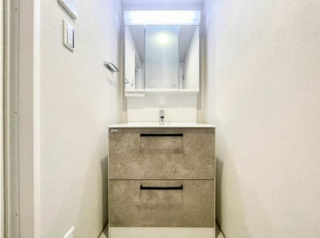 ���ʑ�E���ʏ� �@�\�I�ł���Ȃ���V���v���ȃX�^�C���̐��ʉ��ϑ�B 