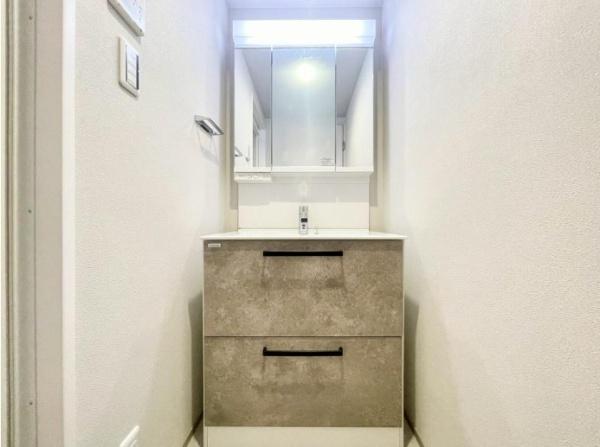 ���ʑ�E���ʏ� �@�\�I�ł���Ȃ���V���v���ȃX�^�C���̐��ʉ��ϑ�B 