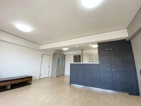 ���r���O ���ʐ^�͉Ƌ�������H���Ă���܂��B