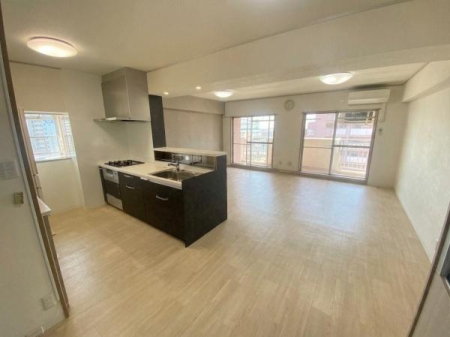 ���r���O ���ʐ^�͉Ƌ�������H���Ă���܂��B