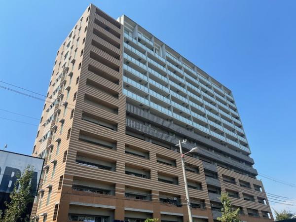 ���n�O�ώʐ^ �n���S�l�c�����̖k���ꉮ�w����k���S���Ɖw����̋߂������́B���ː���111�ˁA�O�ς�15�K���Ẵ^�C���\��ŁA�I�[�v���e���X�̗L��G���g�����X�ɂ̓I�[�g���b�N�A��z���b�J�[���ݒu�B�~�n���������L��܂�