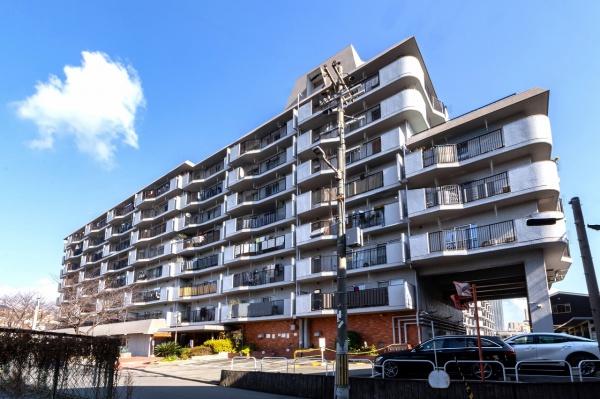 ���n�O�ώʐ^ ������ɂ͍���25�������ʂ��Ă��܂��B�k�A���A�쑤���������H�ɖʂ����J�����̂��郍�P�[�V�����B�~�n�̒����ɒ��ԏ�⒆�낪����A�͂ނ悤�ɉ�L��Ɋe�Z�˓������C�A�E�g����A�����̂P�K�ɂ͓X�܂�����܂��B